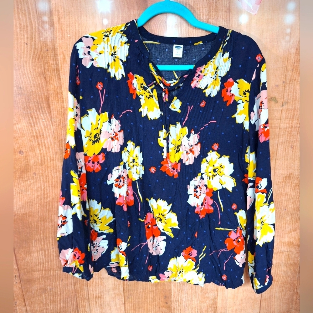 Old navy size small floral v-neck blouse